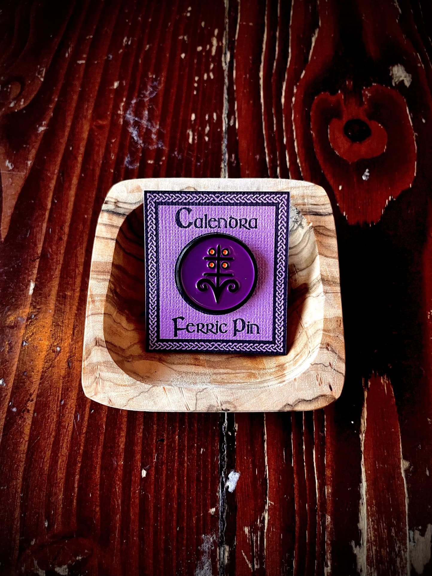 Calendra Store Photo - Ferric Pin
